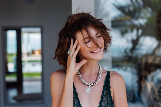 So kombinierst du Schmuck richtig – Stylingtipps für Alltag & Anlass