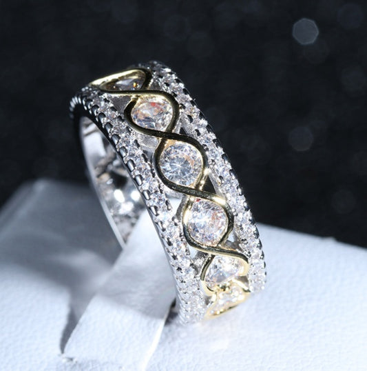 Infinity Sparkle – Goldfarbener Damenring mit Zirkonia & Unendlichkeitsmotiv - Lunastein