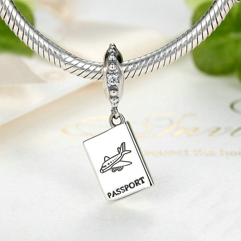 Reisepass Charm 2025 – Flugzeugmotiv in 925er Silber - Lunastein