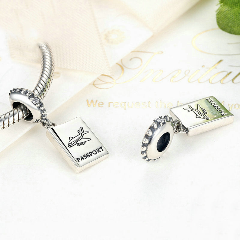 Reisepass Charm 2025 – Flugzeugmotiv in 925er Silber - Lunastein