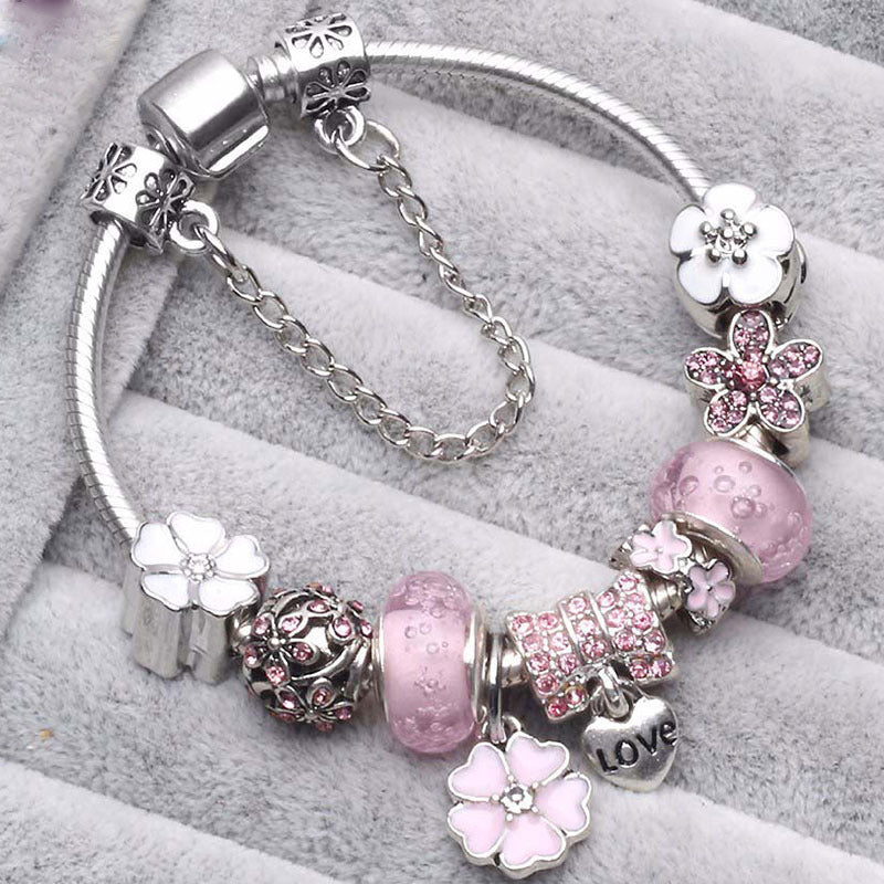 Royal Bloom – Charm-Armband mit Krönchen & Glanzdetails - Lunastein