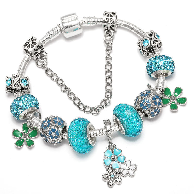 Royal Bloom – Charm-Armband mit Krönchen & Glanzdetails - Lunastein