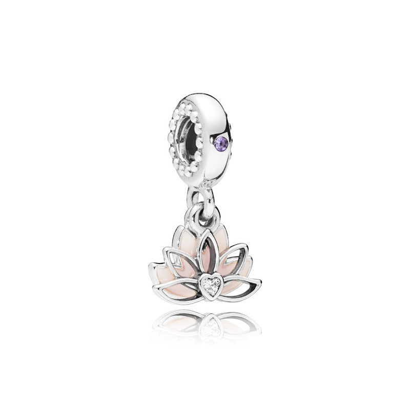 Lotus Blossom Charm – Silberner Lotus-Anhänger mit Herzdetail & Epoxidharz - Lunastein