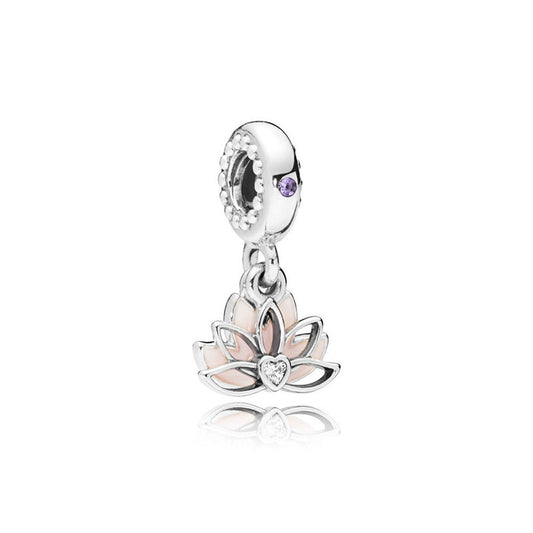Lotus Blossom Charm – Silberner Lotus-Anhänger mit Herzdetail & Epoxidharz - Lunastein