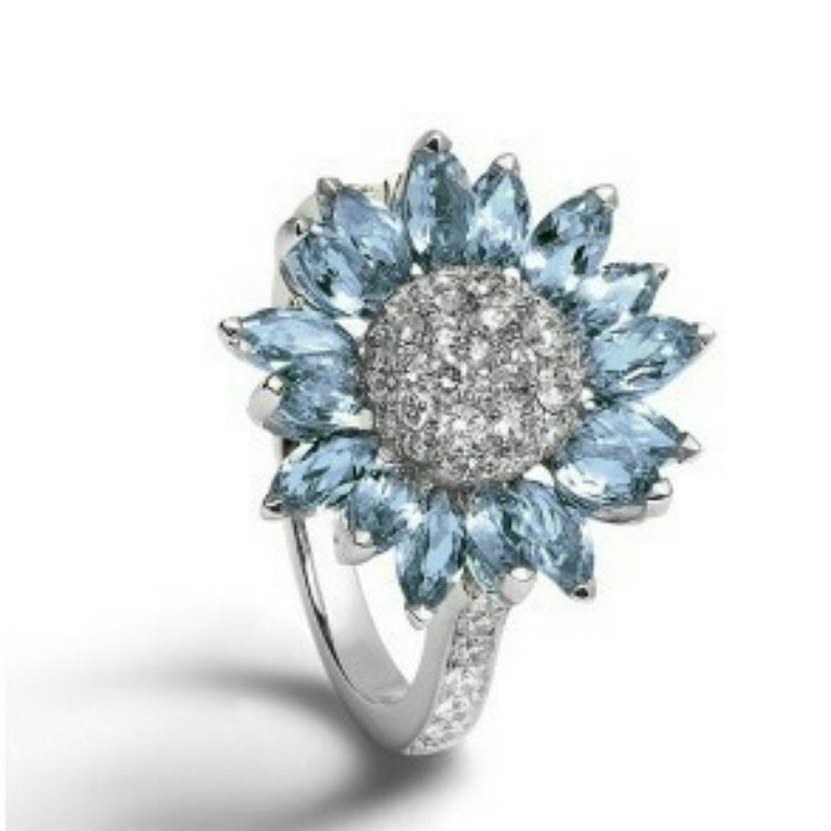 Blossom Light – Sonnenblumen-Ring mit hellblauen Zirkonia-Steinen - Lunastein