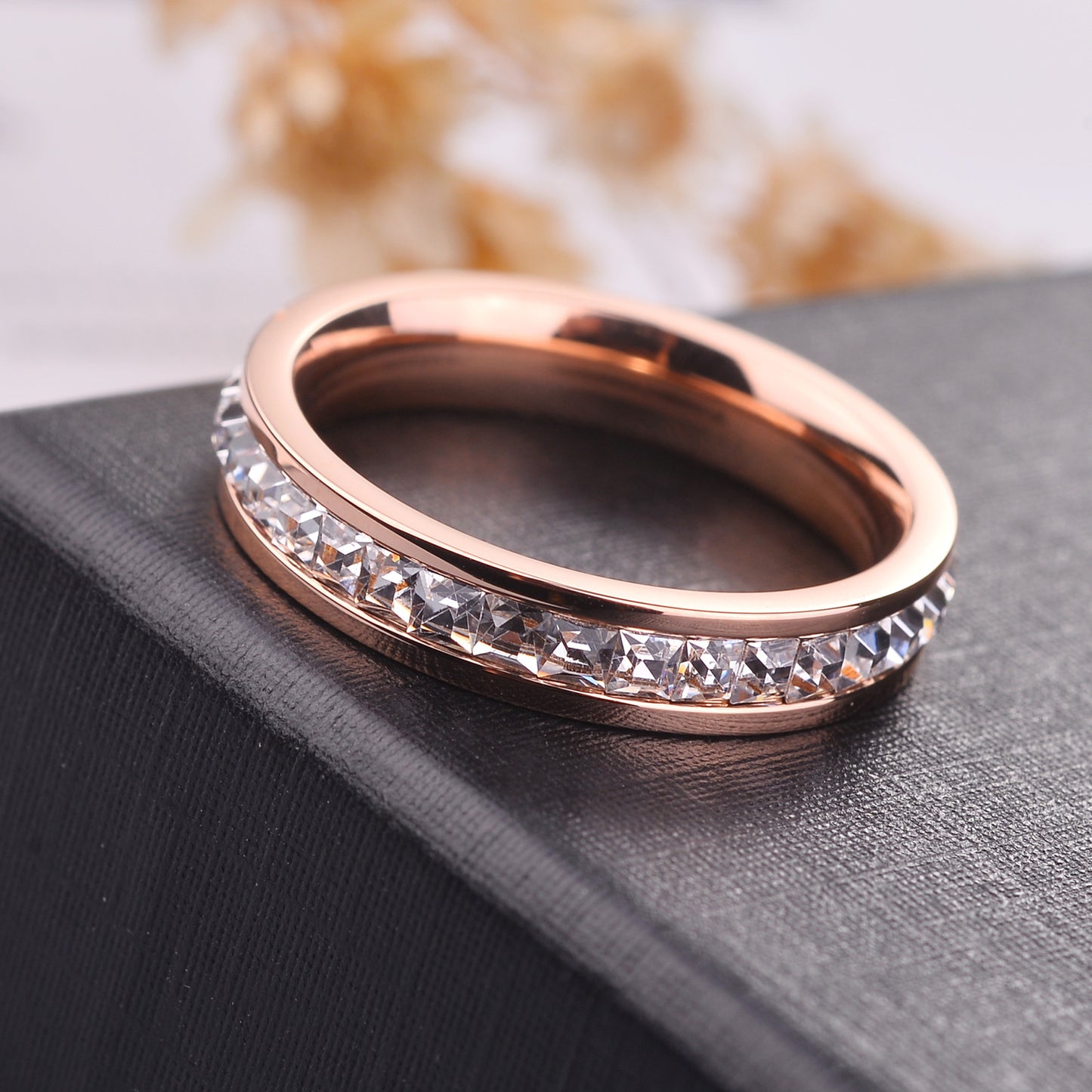rosé grace – titanring mit funkelnder kristallreihe in roségold - lunastein