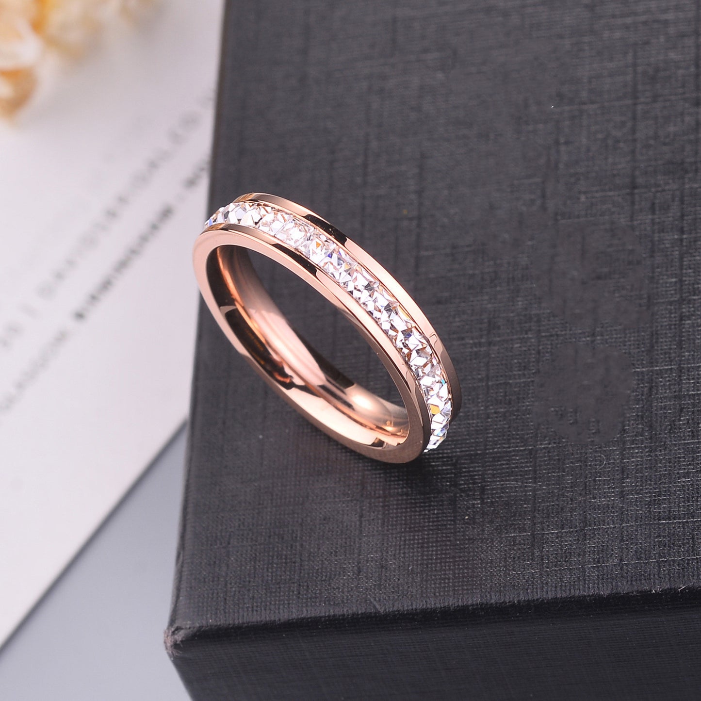 rosé grace – titanring mit funkelnder kristallreihe in roségold - lunastein