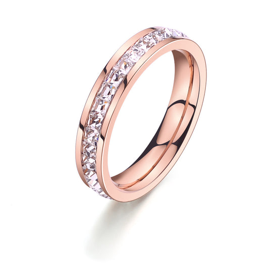 Rosé Grace – Titanring mit funkelnder Kristallreihe in Roségold - Lunastein