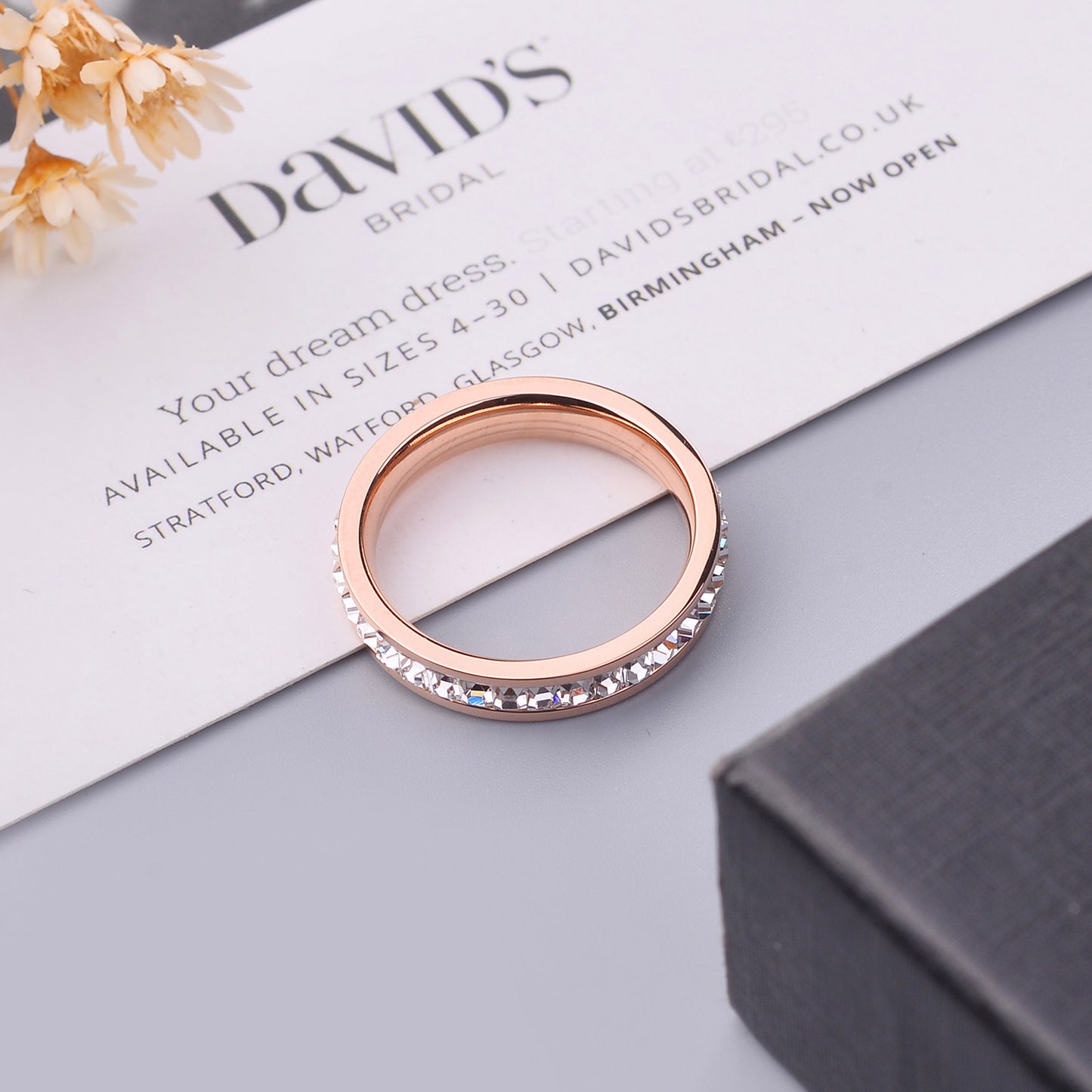 rosé grace – titanring mit funkelnder kristallreihe in roségold - lunastein