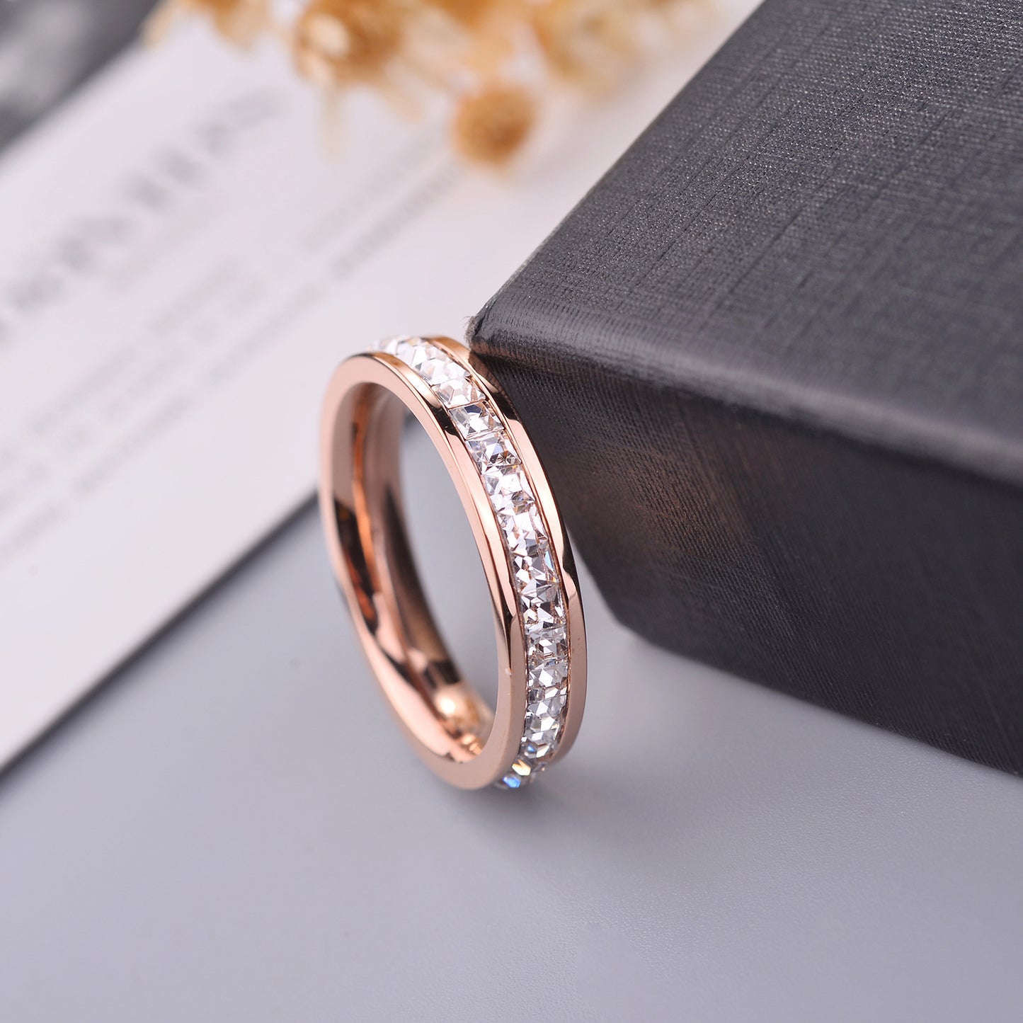 rosé grace – titanring mit funkelnder kristallreihe in roségold - lunastein