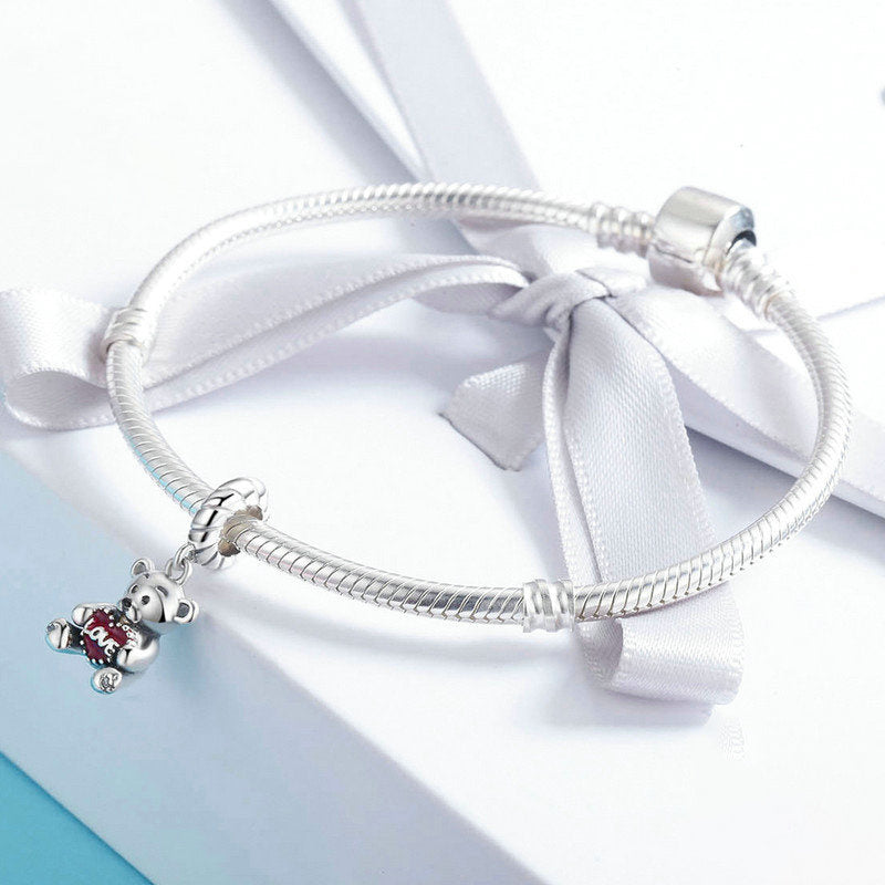 teddy love charm – bärenanhänger mit rotem herz & „love“-schriftzug - lunastein