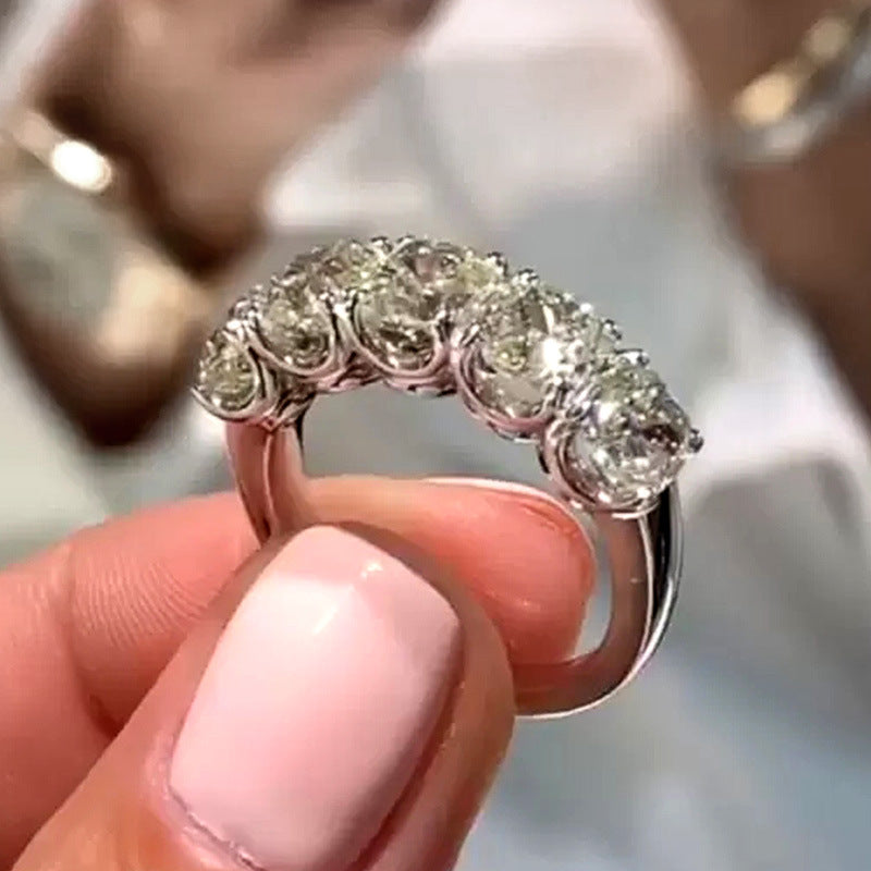 luxe radiance – statement-ring mit runden zirkonia | funkelnder damenring in silberoptik - lunastein