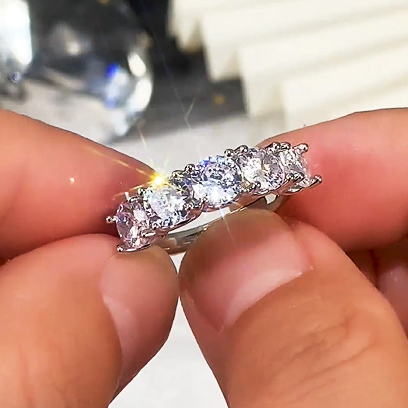 luxe radiance – statement-ring mit runden zirkonia | funkelnder damenring in silberoptik - lunastein