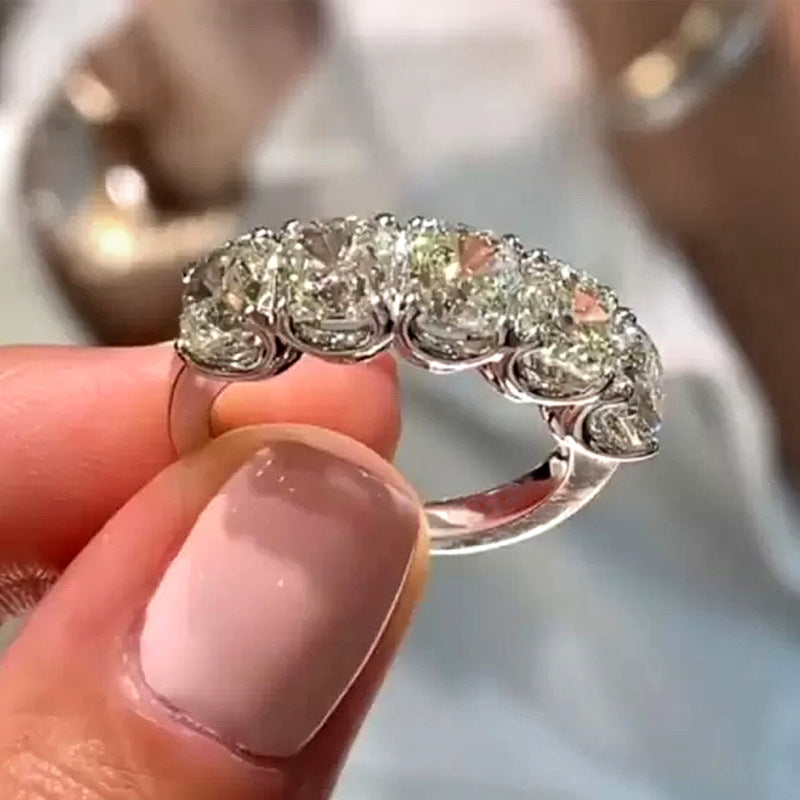 luxe radiance – statement-ring mit runden zirkonia | funkelnder damenring in silberoptik - lunastein