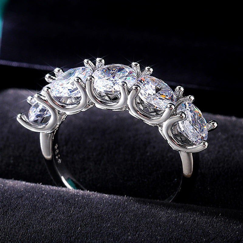 luxe radiance – statement-ring mit runden zirkonia | funkelnder damenring in silberoptik - lunastein