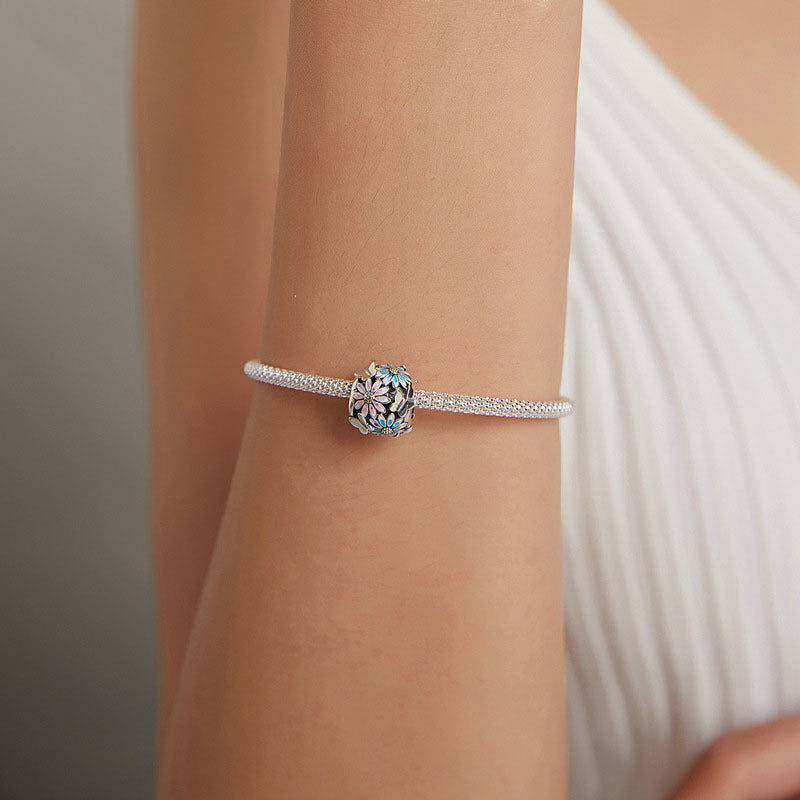 Daisy Butterfly Charm – Silberner Blumen-Charm mit Emaille & Schmetterlingen - Lunastein