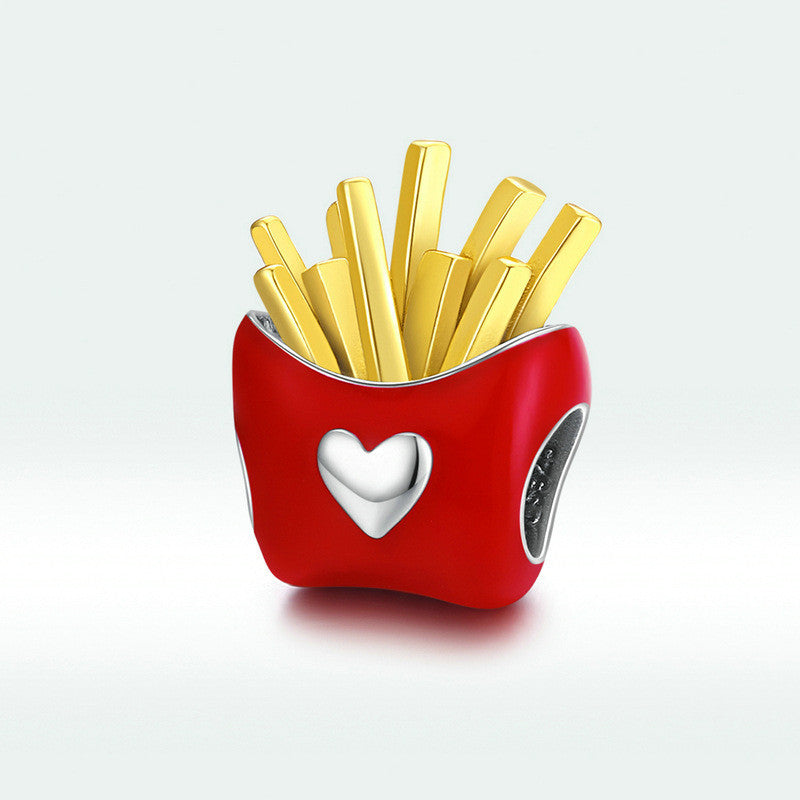 golden fries charm 2025 – pommes-anhänger mit emaille & herzdetail in 925 silber - lunastein