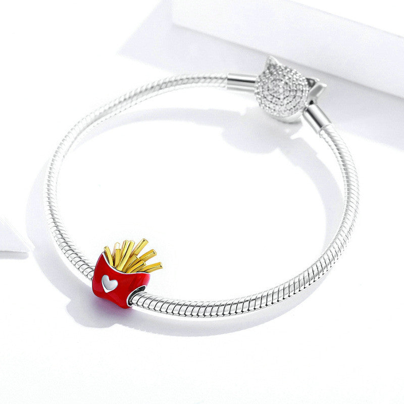 golden fries charm 2025 – pommes-anhänger mit emaille & herzdetail in 925 silber - lunastein
