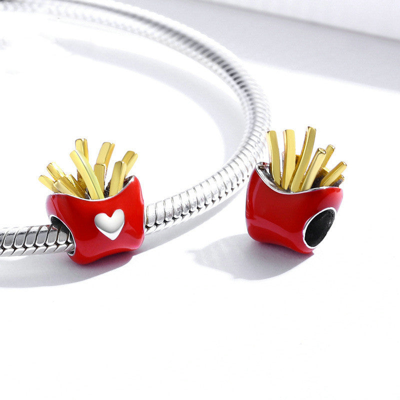 golden fries charm 2025 – pommes-anhänger mit emaille & herzdetail in 925 silber - lunastein