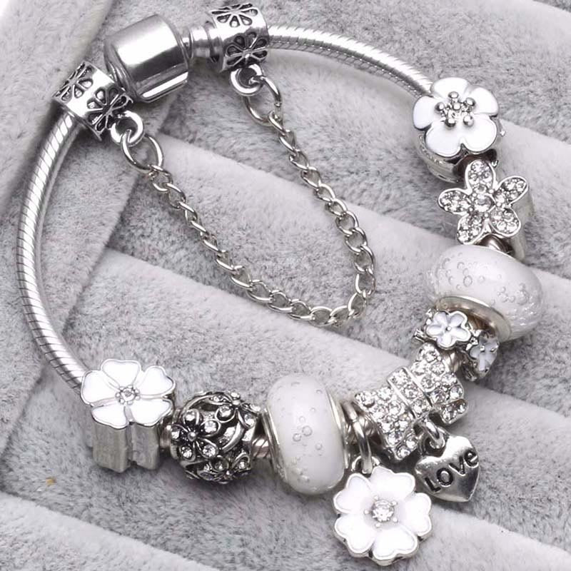 Royal Bloom – Charm-Armband mit Krönchen & Glanzdetails - Lunastein
