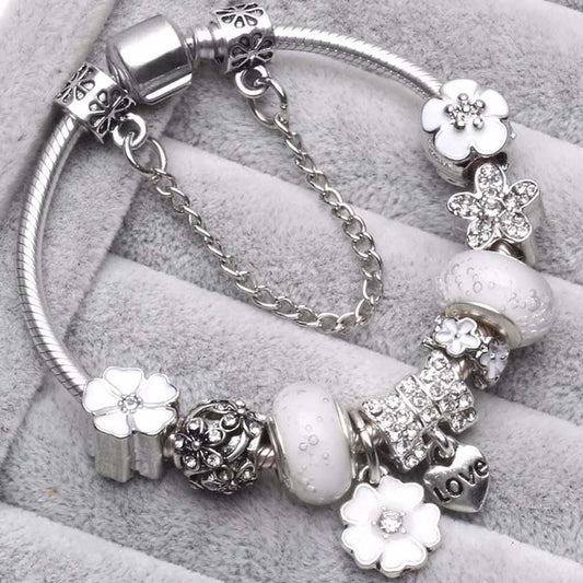 Royal Bloom – Charm-Armband mit Krönchen & Glanzdetails - Lunastein