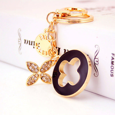 goldene clover schlüsselanhänger – verspieltes blütendesign mit strass - lunastein