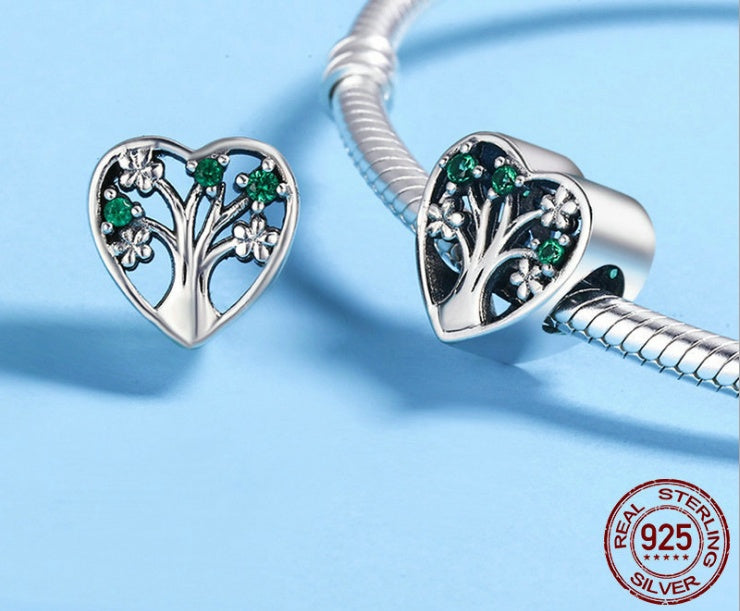 love of life charm – herzförmiger lebensbaum-charm aus 925 silber mit grünen zirkonia - lunastein