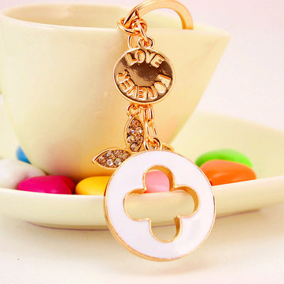 goldene clover schlüsselanhänger – verspieltes blütendesign mit strass - lunastein
