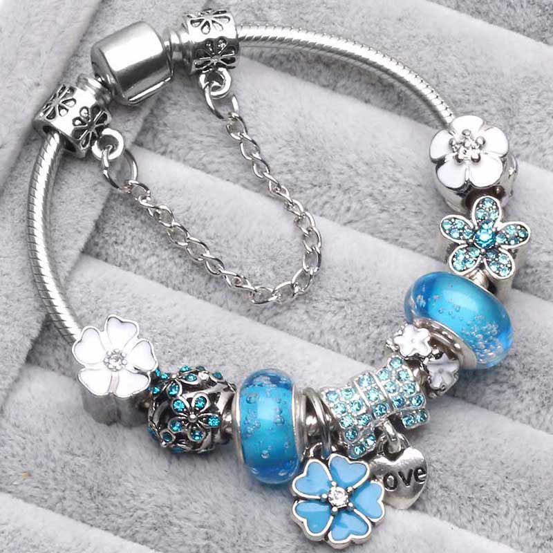 royal bloom – charm-armband mit krönchen & glanzdetails - lunastein