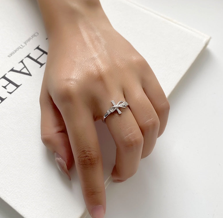 endless grace – silberfarbener infinity-ring mit zirkonia-kreuz - lunastein