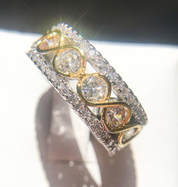 infinity sparkle – goldfarbener damenring mit zirkonia & unendlichkeitsmotiv - lunastein