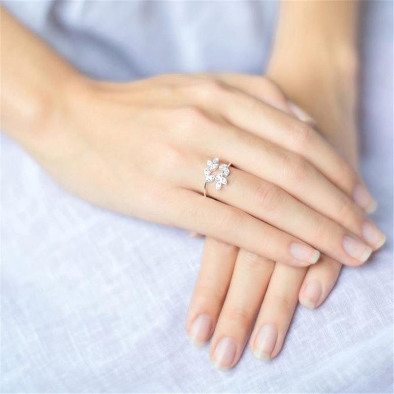 forest whisper – verstellbarer blätter-ring mit zirkonia aus 925er silber - lunastein