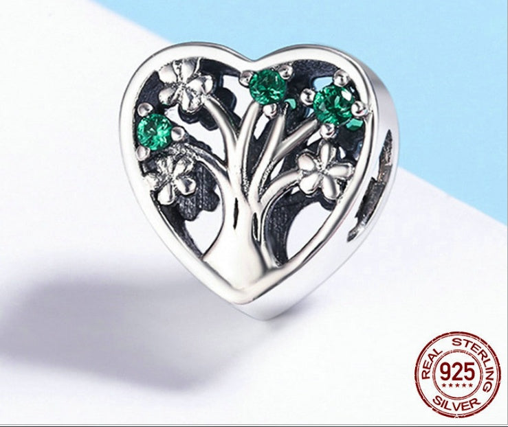 love of life charm – herzförmiger lebensbaum-charm aus 925 silber mit grünen zirkonia - lunastein