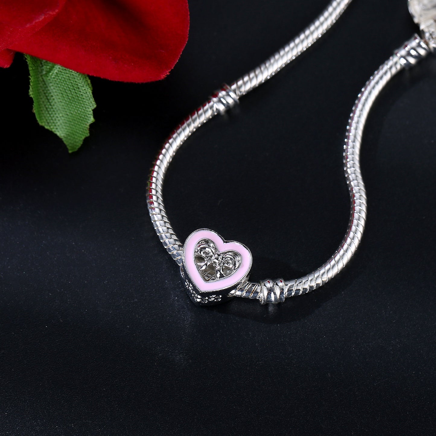 heart bow charm – herz-charm mit rosa emaille & schleifenmotiv - lunastein