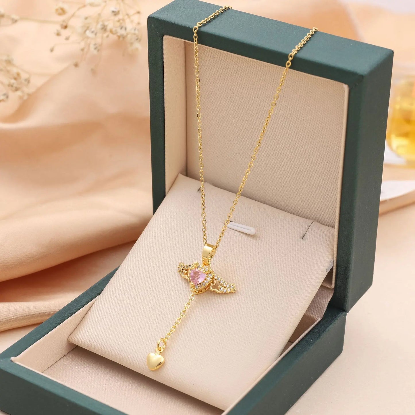 cupid's dream – halskette mit herz, flügeln & zirkonia in gold oder silber - lunastein
