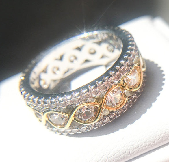 infinity sparkle – goldfarbener damenring mit zirkonia & unendlichkeitsmotiv - lunastein