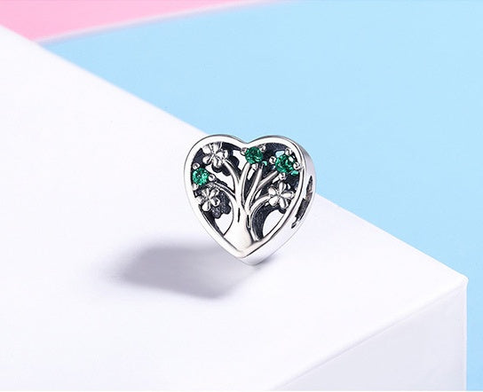 love of life charm – herzförmiger lebensbaum-charm aus 925 silber mit grünen zirkonia - lunastein