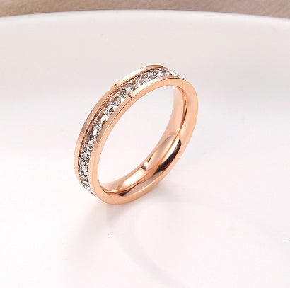 rosé grace – titanring mit funkelnder kristallreihe in roségold - lunastein