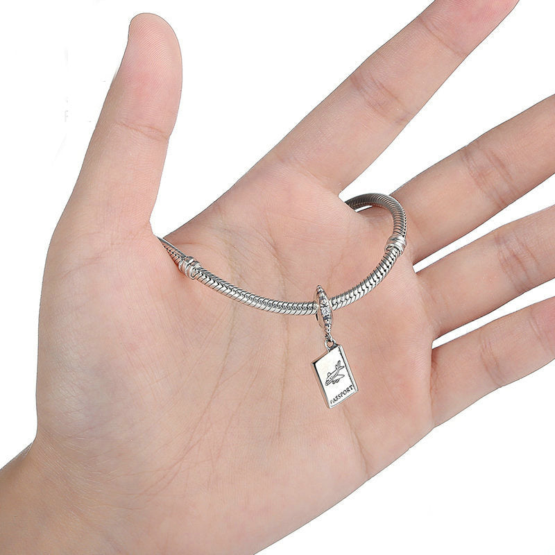 Reisepass Charm 2025 – Flugzeugmotiv in 925er Silber - Lunastein