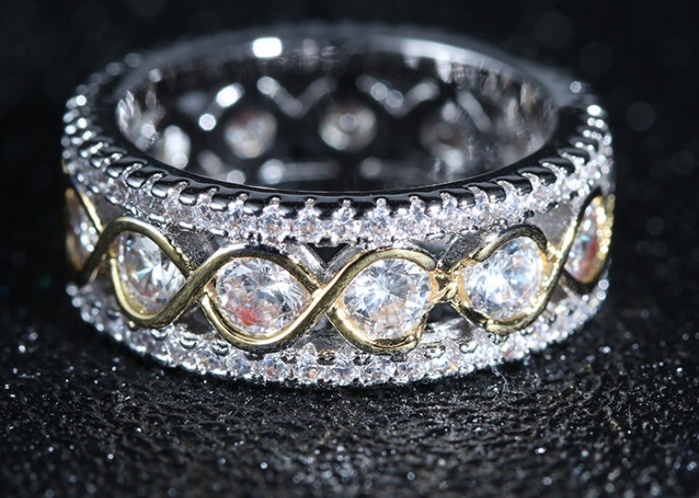 Infinity Sparkle – Goldfarbener Damenring mit Zirkonia & Unendlichkeitsmotiv - Lunastein