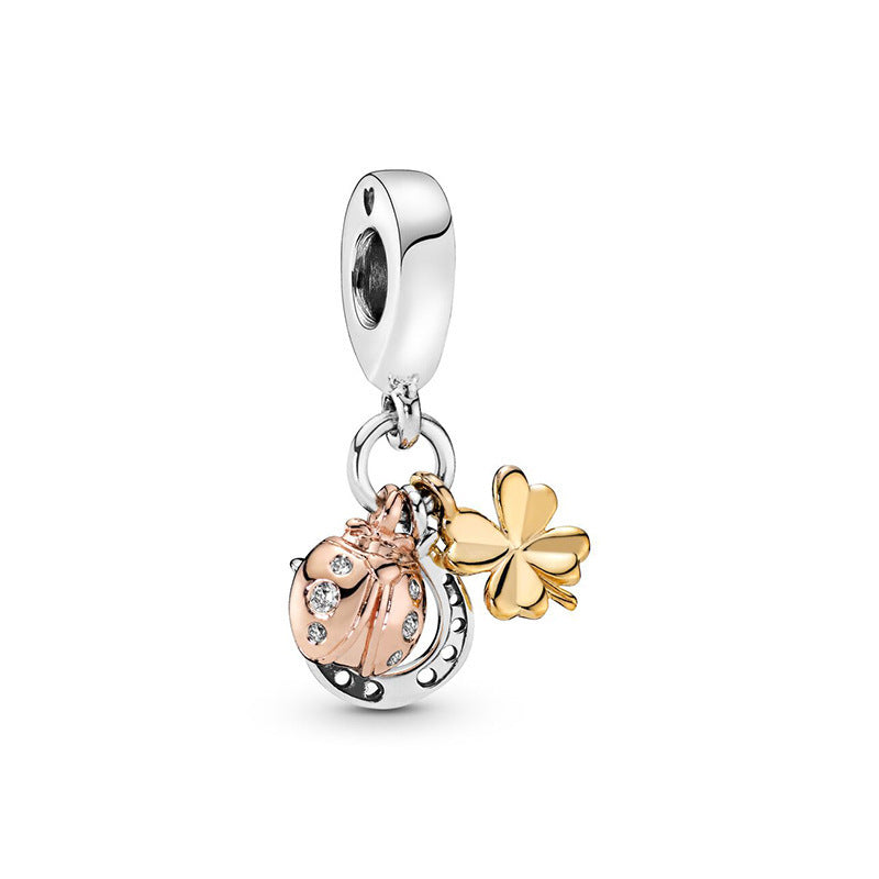 lucky day charm – glücksbringer-anhänger mit marienkäfer, kleeblatt & hufeisen - lunastein