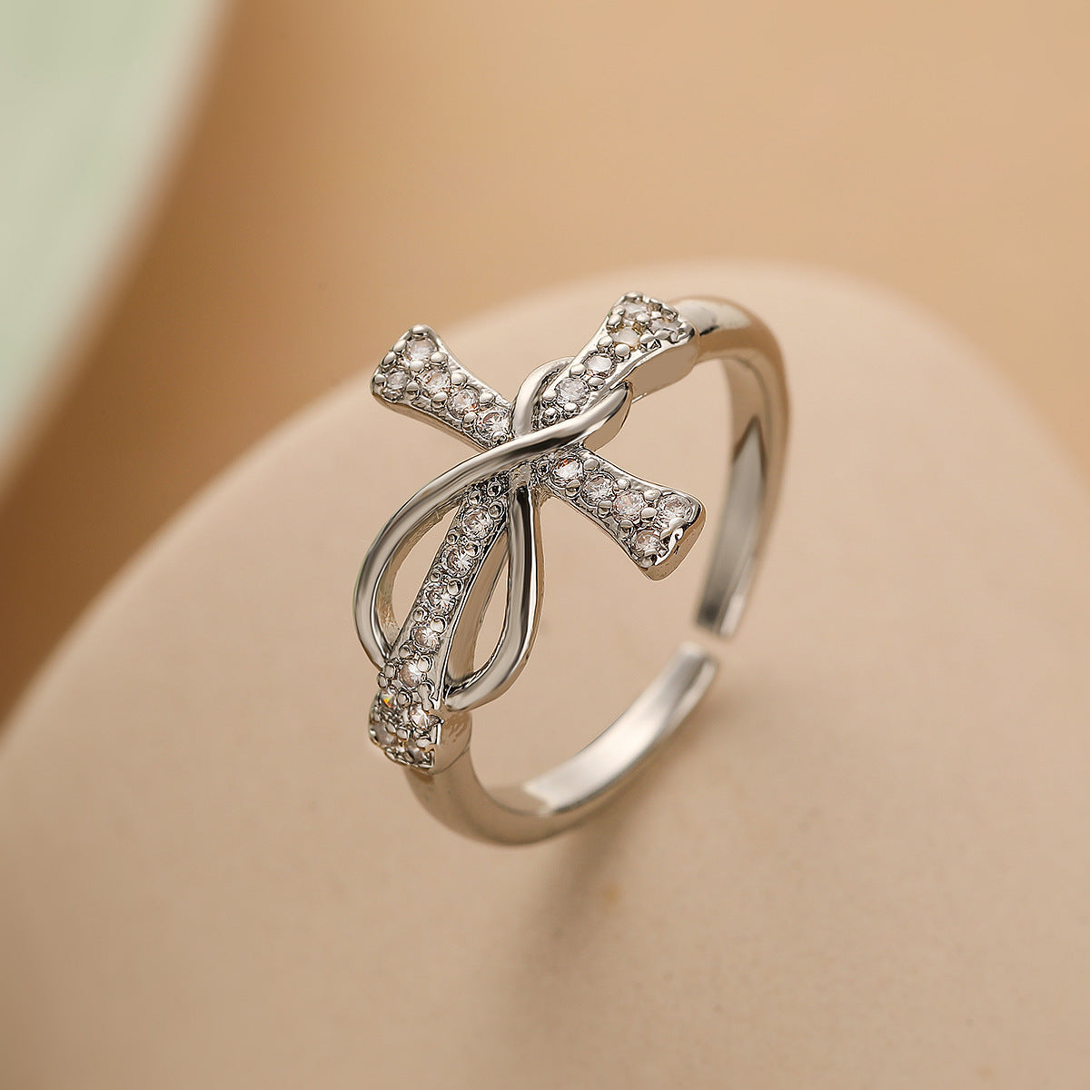 Endless Grace – Silberfarbener Infinity-Ring mit Zirkonia-Kreuz - Lunastein