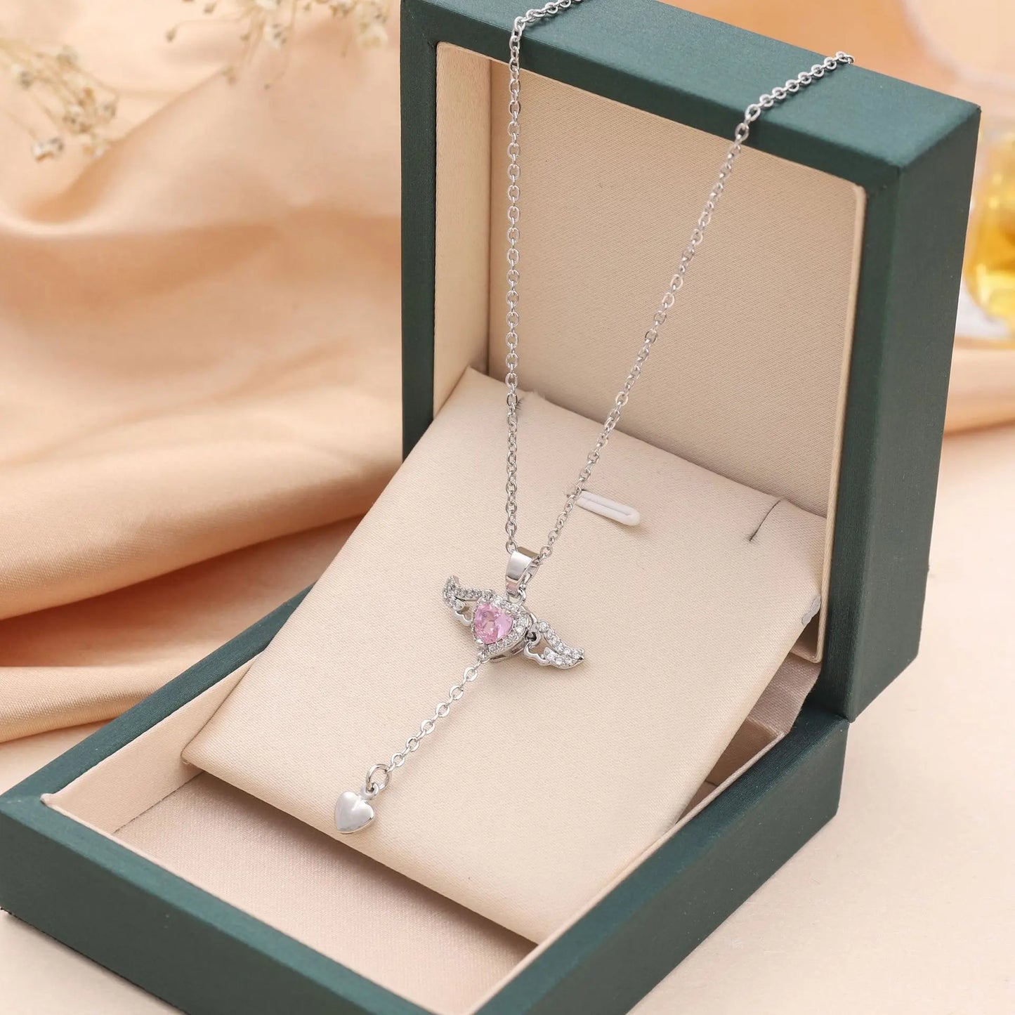 cupid's dream – halskette mit herz, flügeln & zirkonia in gold oder silber - lunastein