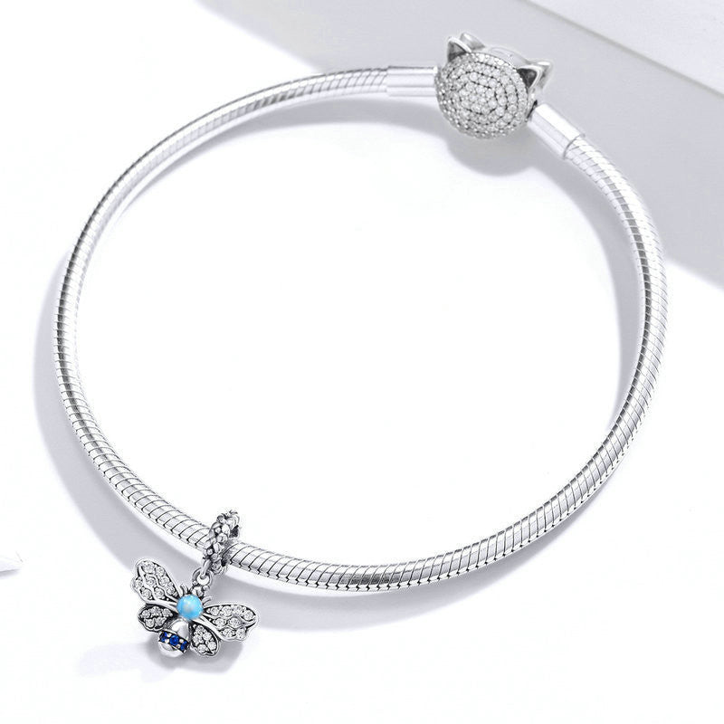 blue bee charm – bienen-anhänger aus 925 silber mit zirkonia - lunastein
