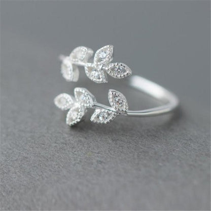 FOREST WHISPER – Verstellbarer Blätter-Ring mit Zirkonia aus 925er Silber - Lunastein