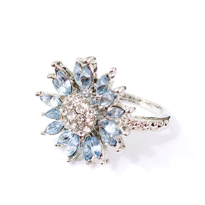 Blossom Light – Sonnenblumen-Ring mit hellblauen Zirkonia-Steinen - Lunastein