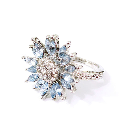 Blossom Light – Sonnenblumen-Ring mit hellblauen Zirkonia-Steinen - Lunastein