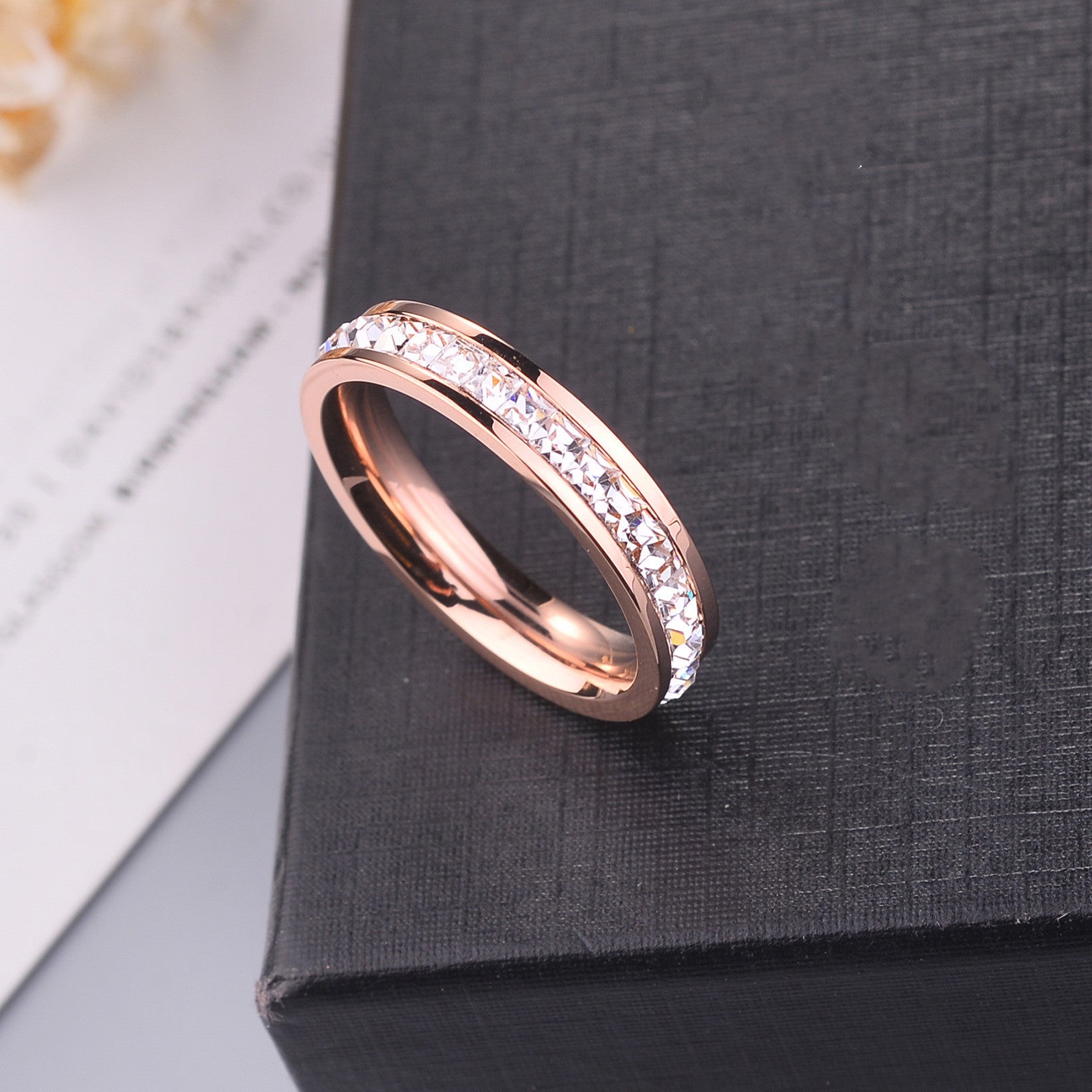 Rosé Grace – Titanring mit funkelnder Kristallreihe in Roségold - Lunastein