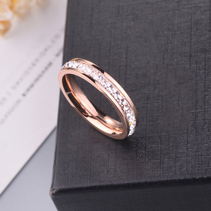 Rosé Grace – Titanring mit funkelnder Kristallreihe in Roségold - Lunastein