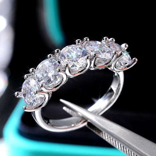 LUXE RADIANCE – Statement-Ring mit runden Zirkonia | Funkelnder Damenring in Silberoptik - Lunastein